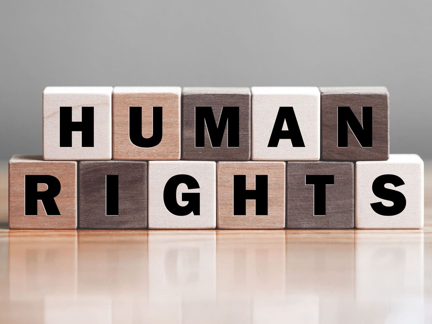 Aufeinander gestapelte Holzklötze, die gemeinsam die Worte "Human Rights" ergeben.